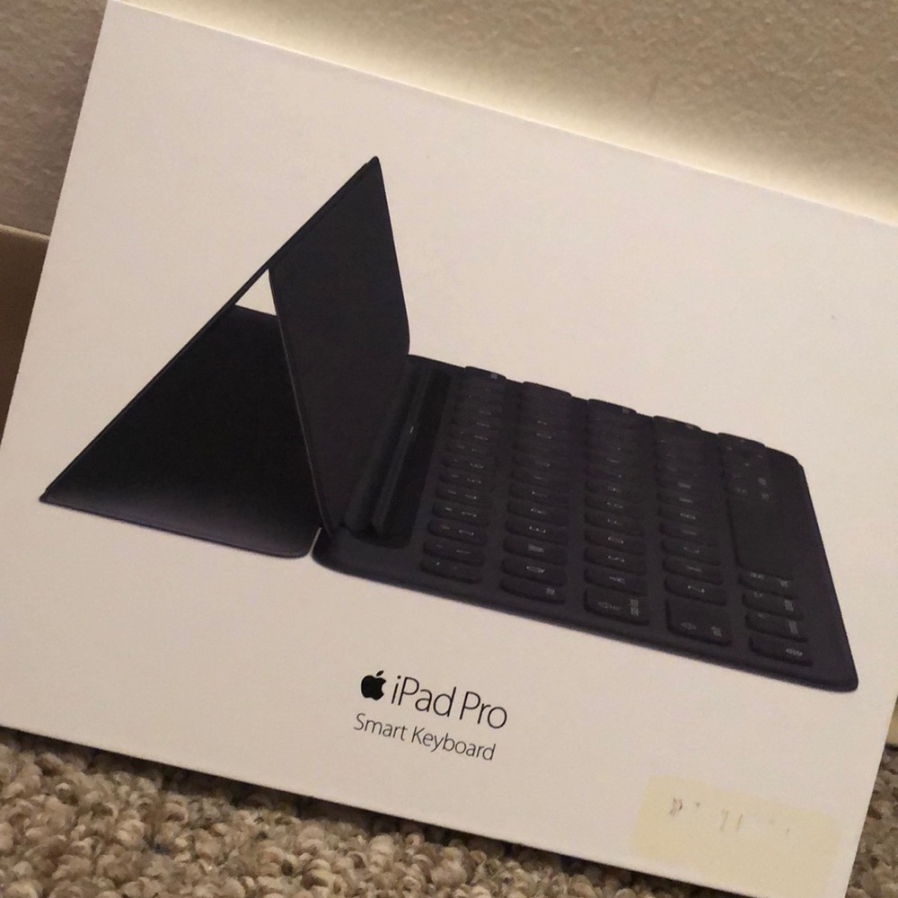 IPad Pro Smart Keyboard‼️ NEVER USED. JUST OPENED